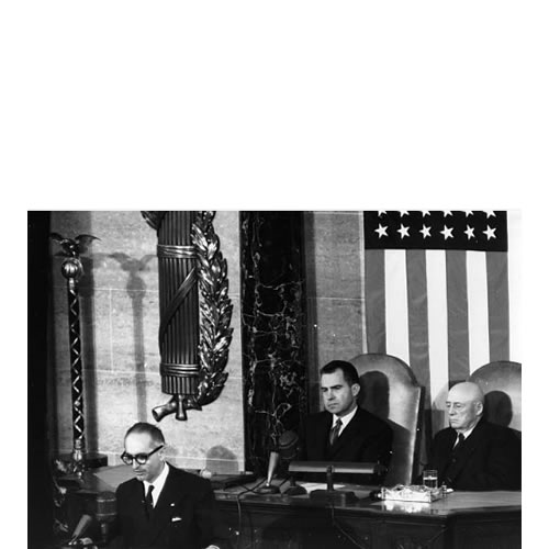 El 23 de enero de 1959 el presidente Arturo Frondizi, habla  en la sesión conjunta del Congreso de los Estados Unidos